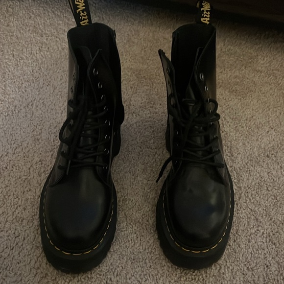 Black Jadon Lace-up Dr. Martens - Picture 2 of 5